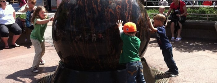 Tomorrowland Giant Ball is one of Andrew 님이 좋아한 장소.