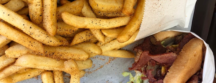 Boulevard Burgers is one of The 15 Best Places for French Fries in Woodland Hills-Warner Center, Los Angeles.