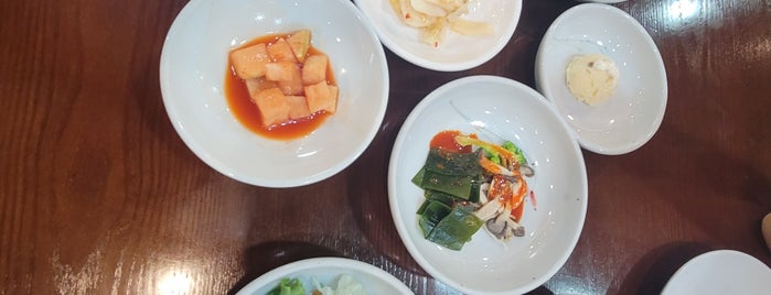송월관 is one of 한국인이 사랑하는 오래된 한식당 100선.