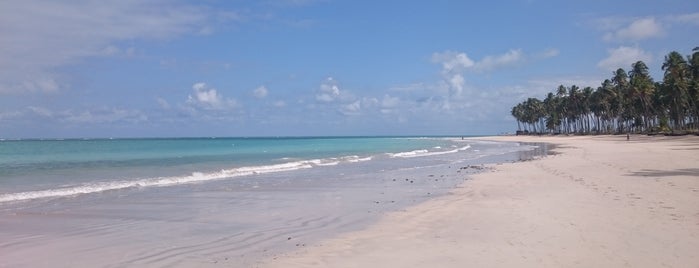 Praia dos Carneiros is one of Tempat yang Disukai Ângela.