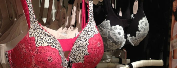 Victoria's Secret PINK is one of Lugares favoritos de Savannah.