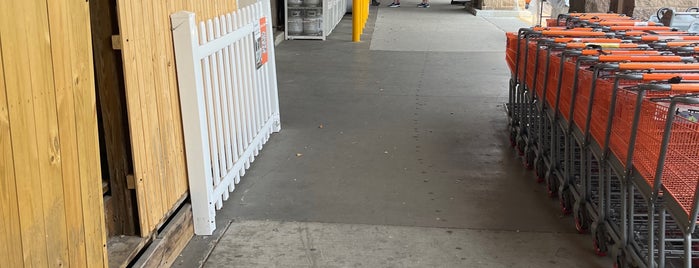 The Home Depot is one of Lieux qui ont plu à Kim.