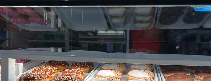 Krispy Kreme is one of Lugares de Javier.