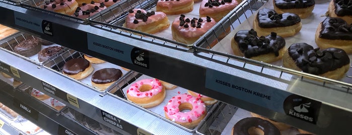 Dunkin Donuts is one of สถานที่ที่ karla ถูกใจ.