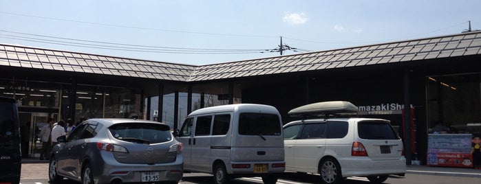 Michi-no-Eki Yamba Furusato-kan is one of 駐車場.