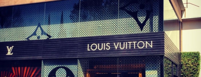 Louis Vuitton is one of lugares.