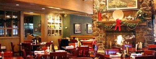 Village Tavern is one of Posti che sono piaciuti a Matias.