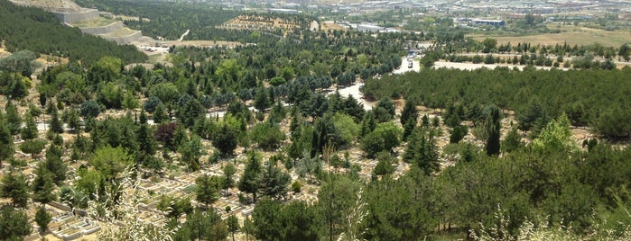 Karşıyaka Mezarlığı is one of สถานที่ที่ HARBİ ถูกใจ.