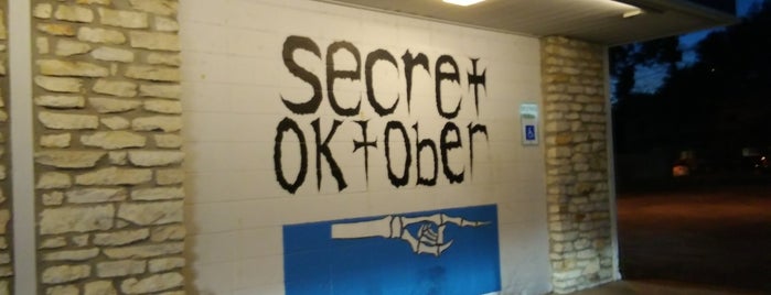 Secret Oktober is one of สถานที่ที่ Andrea ถูกใจ.