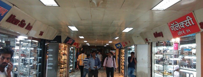 Heera Panna Shopping Center is one of Lugares favoritos de Rajkamal Sandhu®.