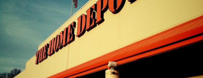 The Home Depot is one of สถานที่ที่ Helton ถูกใจ.