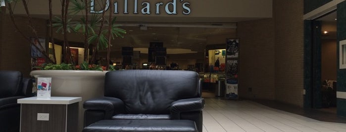 Dillard's is one of Tempat yang Disukai Justin.