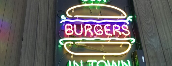George's Giant Hamburgers is one of สถานที่ที่ Rob ถูกใจ.
