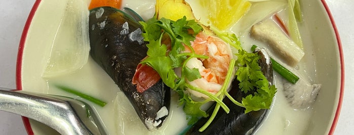 Grand Seafood Restourant is one of Пхукет.