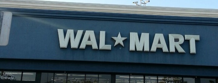 Walmart Supercenter is one of Lugares favoritos de Joey.