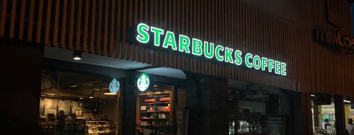 Starbucks is one of Yodphaさんのお気に入りスポット.