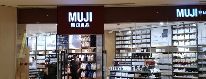 Muji 無印良品 is one of Lugares favoritos de Jovan.