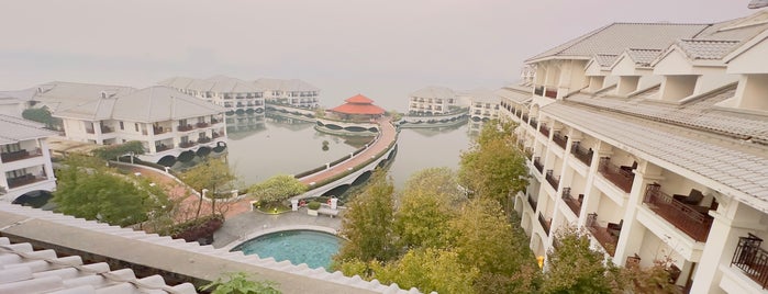 InterContinental Hanoi Westlake is one of Locais curtidos por Ana Carolina.