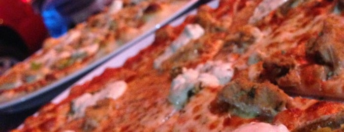 Rolando's Pizzeria is one of Queenさんの保存済みスポット.