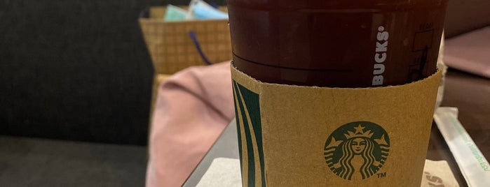 Starbucks is one of Pravitさんのお気に入りスポット.