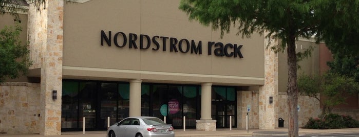 Nordstrom Rack is one of Lieux qui ont plu à Greg.