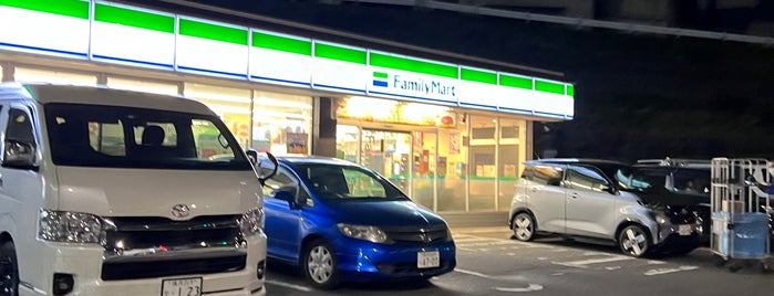 ファミリーマート 鶴ヶ峰本町店 is one of 横浜ポタ♪.