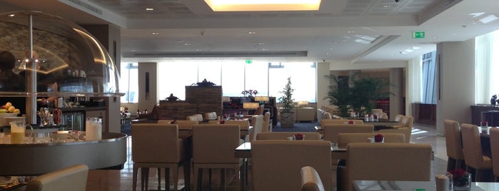 Emirates Lounge is one of Tempat yang Disukai Michael.