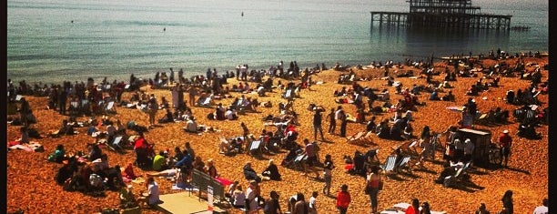 Brighton Beach is one of Praias e Rios!!.