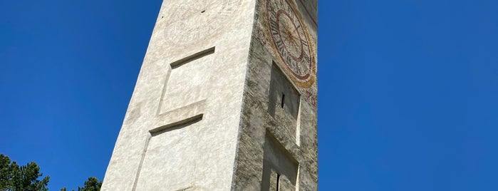 Leaning Tower of St Moritz is one of สถานที่ที่ Lizzie ถูกใจ.