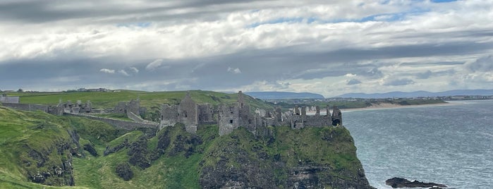Dunluce Castle is one of Lugares favoritos de Carl.