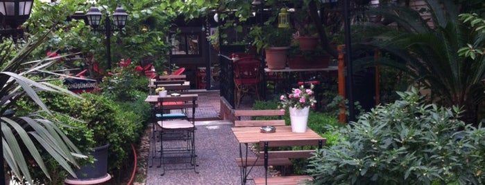 Seratonin Cafe is one of kafeler & pastaneler - istanbul.