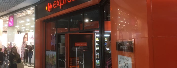 Carrefour Express is one of Orte, die Alexandre gefallen.
