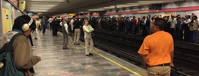 Metro Pino Suárez (Líneas 1 y 2) is one of Favoritos.