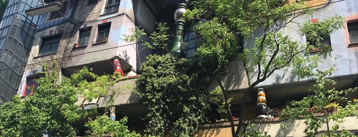Hundertwasserhaus is one of Locais curtidos por Tanya.
