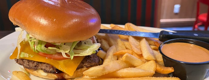 Red Robin Gourmet Burgers and Brews is one of Eats.