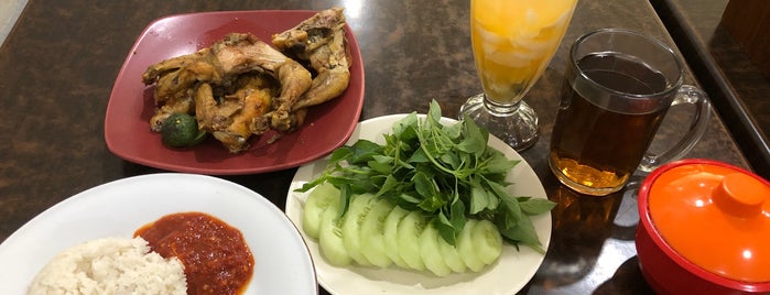 Ayam Goreng "Berkah" Rachmat is one of Local Food JABOTABEK.