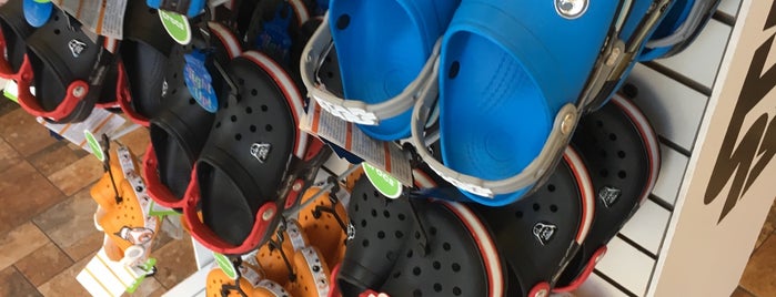 Crocs is one of plowickさんのお気に入りスポット.