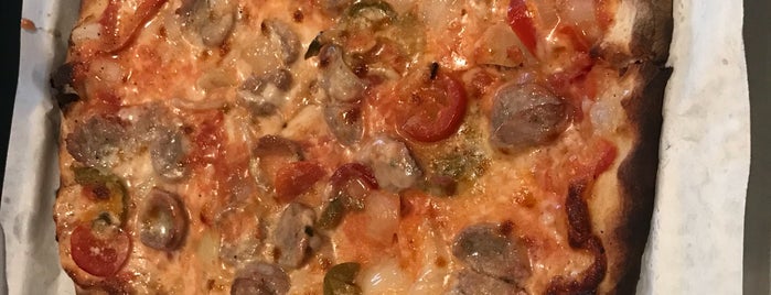 Frank Pepe Pizzeria Napoletana is one of Posti che sono piaciuti a Lynn.