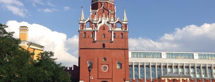The Kremlin is one of 100 чудес России.