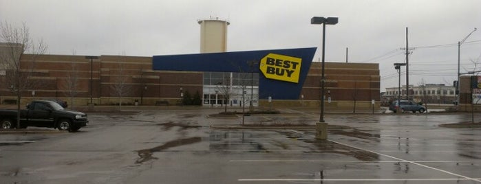 Best Buy is one of Davidさんのお気に入りスポット.