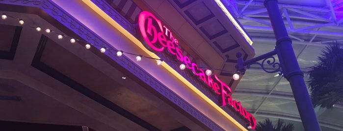 The Cheesecake Factory is one of L 님이 좋아한 장소.