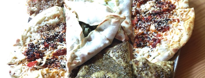 Armenis Pizza - Halal, Vegetarian, Vegan Restaurant is one of Posti che sono piaciuti a L.