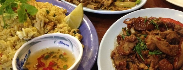 Ruen Pair Thai Restaurant is one of Starry : понравившиеся места.