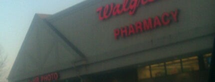 Walgreens is one of สถานที่ที่ Steve ถูกใจ.