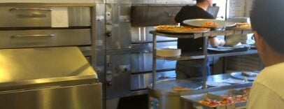 Gino's Pizzeria is one of สถานที่ที่บันทึกไว้ของ Julie.