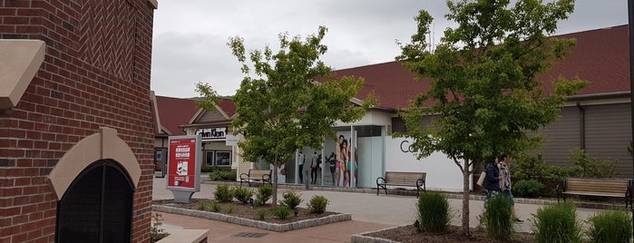 Calvin Klein Men's Outlet is one of Woodbury Outlet.