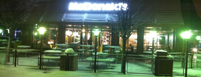 McDonald's is one of Lieux qui ont plu à Emyr.