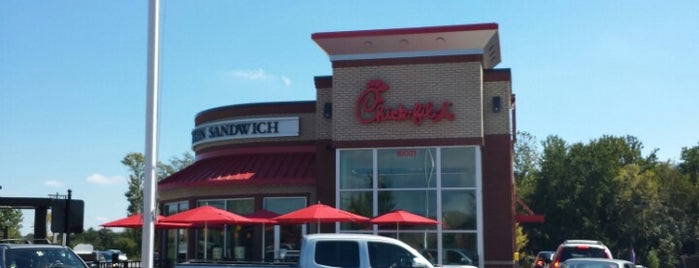 Chick-fil-A is one of Lugares favoritos de Lesley.