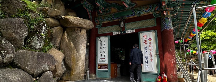 Seokguram is one of Gyeongju (경주시).