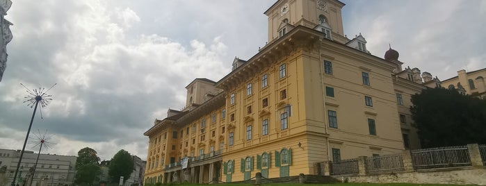 Schloss Esterházy is one of สถานที่ที่ Helena ถูกใจ.